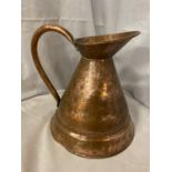 A VINTAGE LARGE COPPER JUG, HEIGHT APPROX 26CM