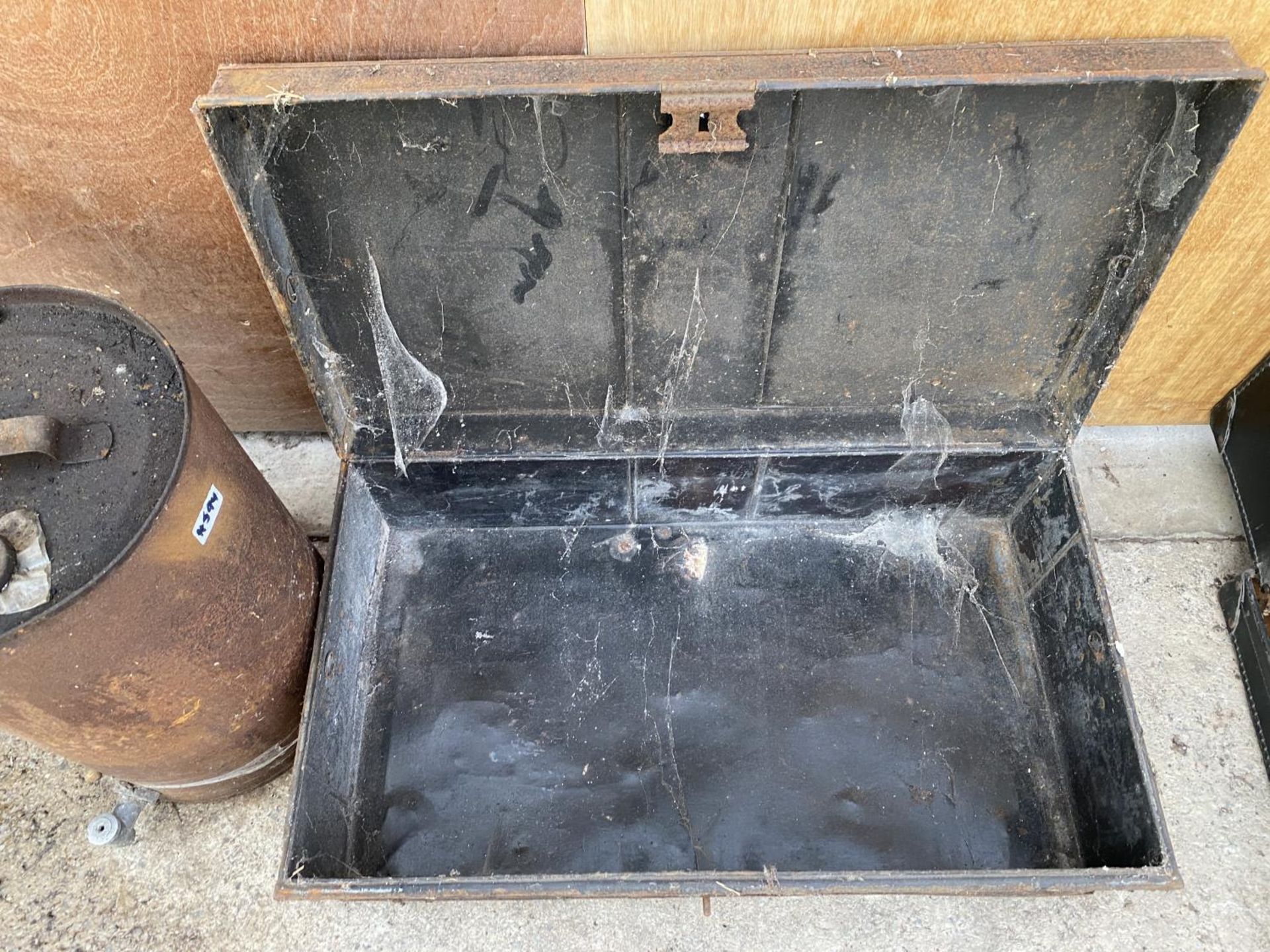 A VINTAGE METAL STORAGE TRUNK AND A FURTHER VINTAGE OIL DRUM - Image 4 of 4