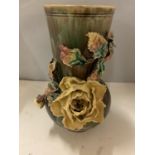 A DECORATIVE GLAZED VASE WITH 3D RAISED FLORAL DETAILING, INDISTINCT MARK TO BASE, HEIGHT 18CM (A/F)