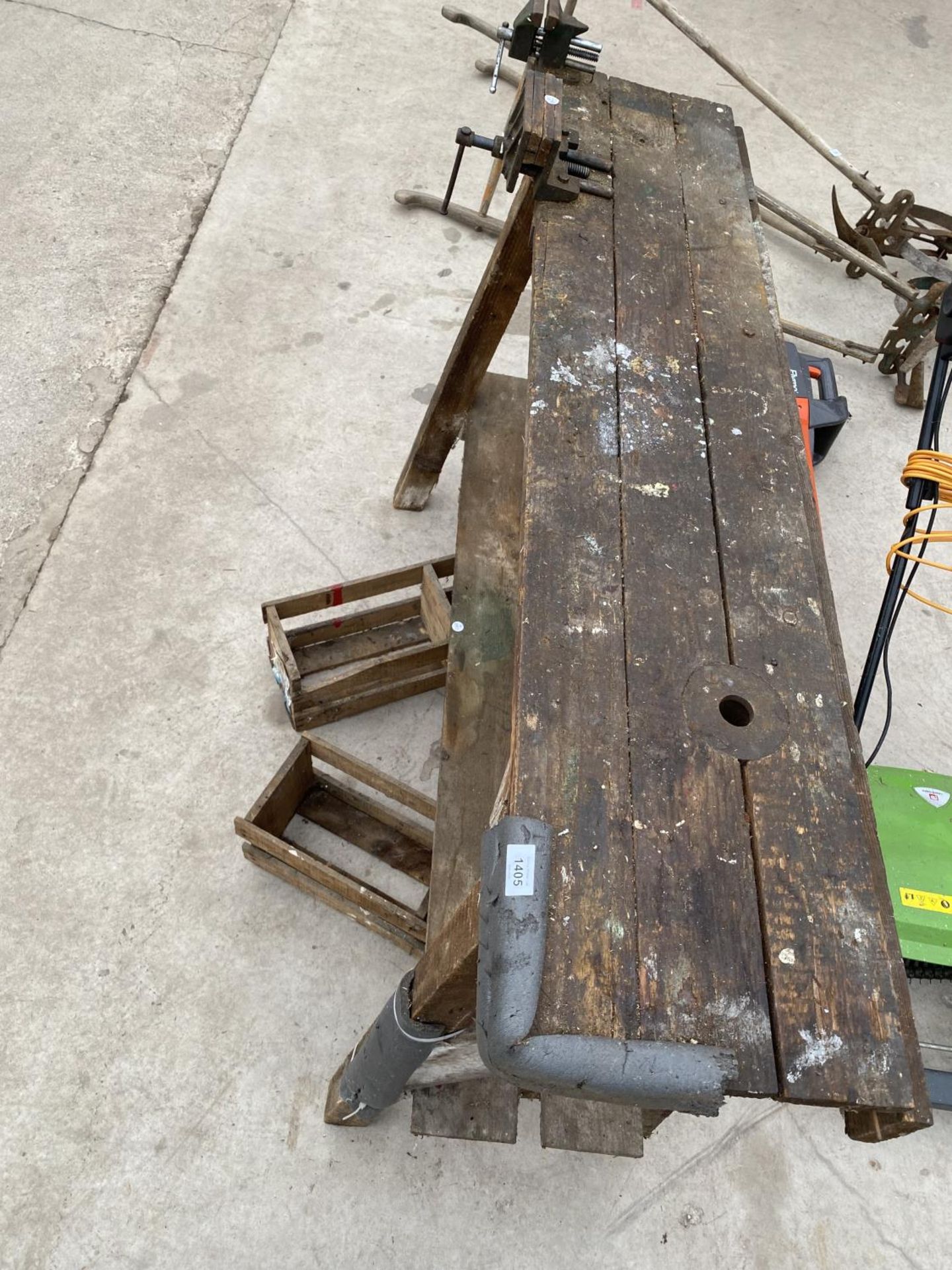 A SMALL VINTAGE WORK BENCH WITH TWO BENCH VICES - Image 4 of 8