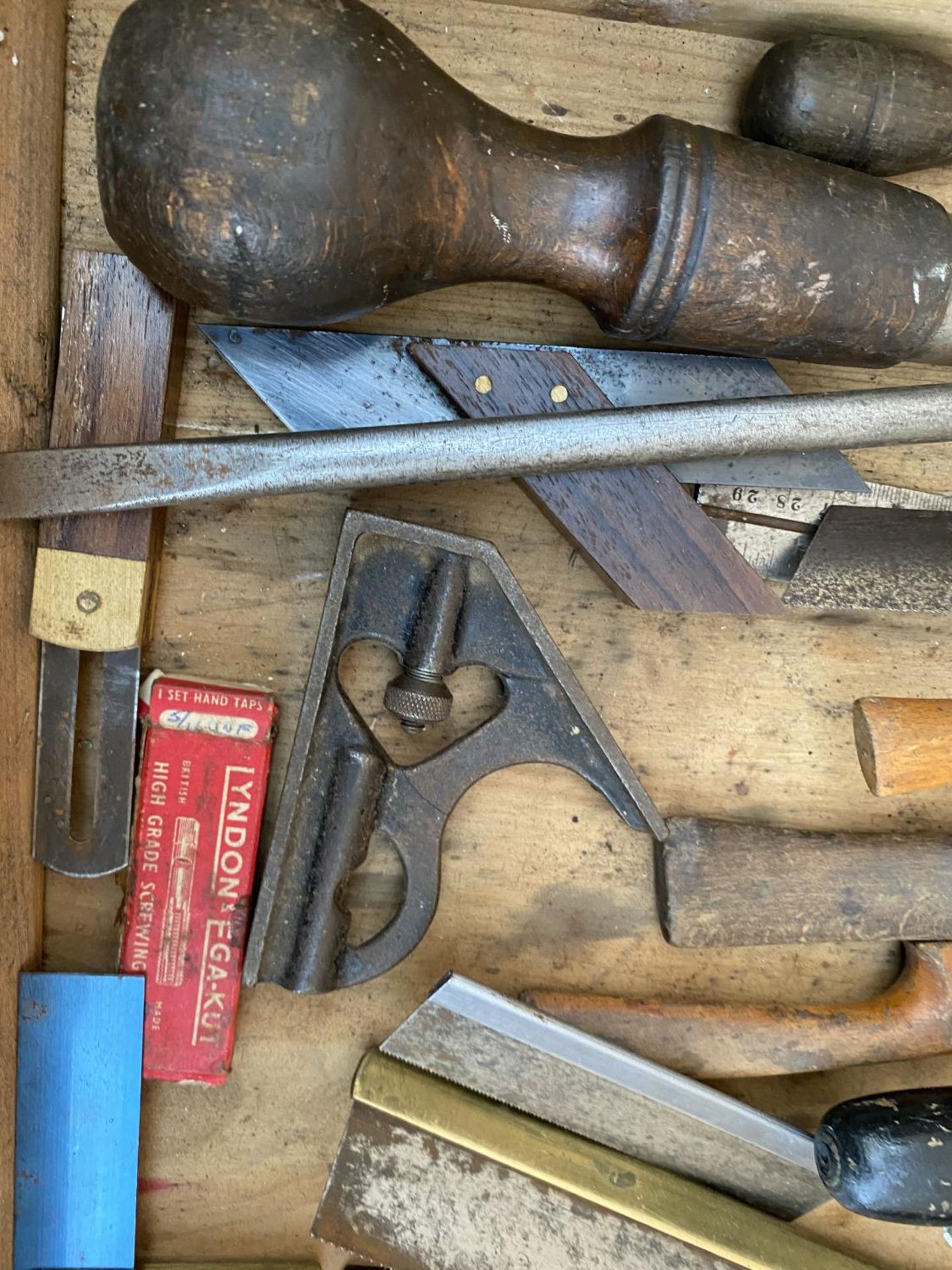 AN ASSORTMENT OF VINTAGE TOOLS TO INCLIUDE A WOOD PLANE, A BRACE DRILL AND SET SQUARES ETC - Image 5 of 5