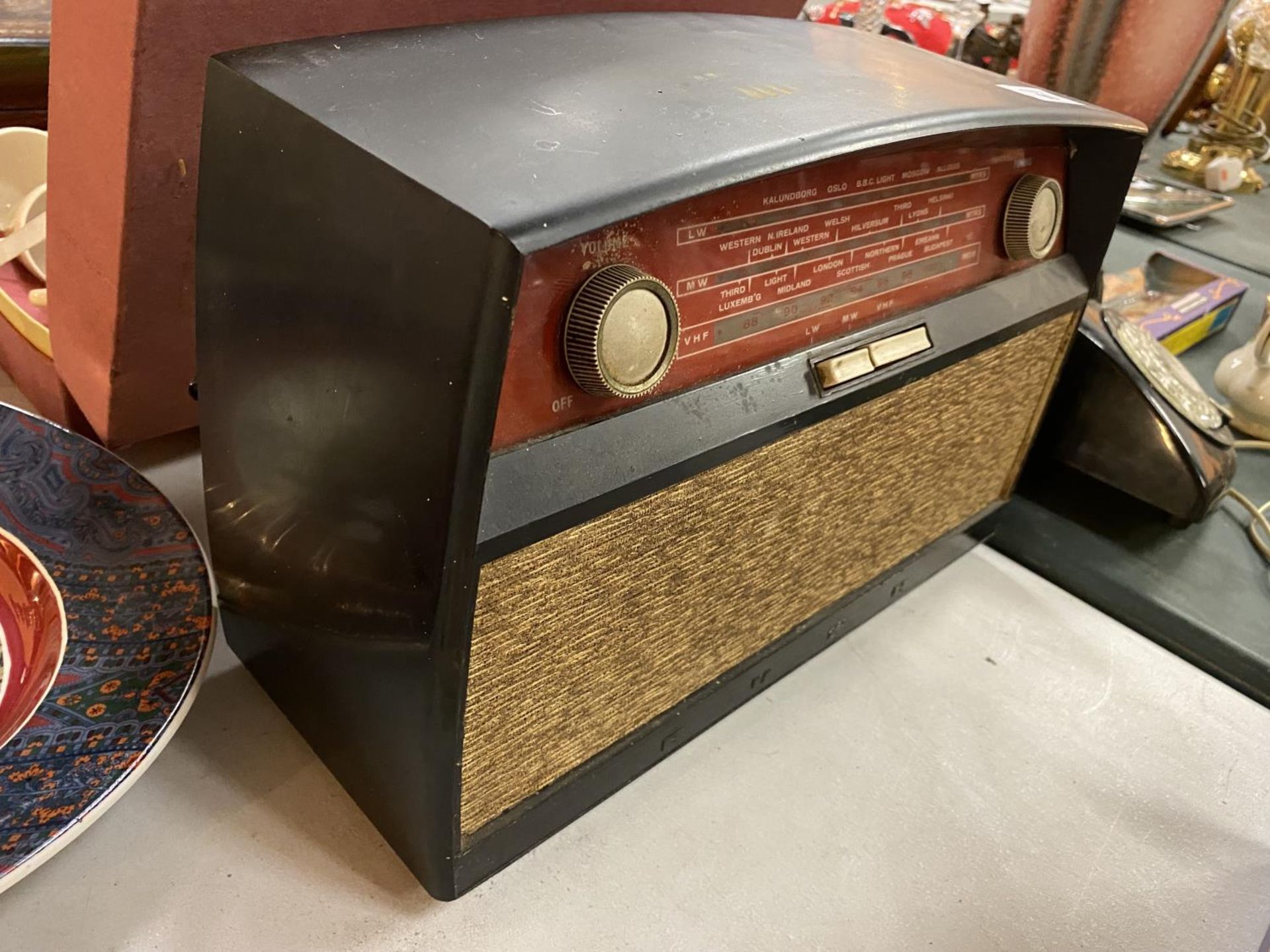 A VINTAGE BUSH RADIO - Image 2 of 4