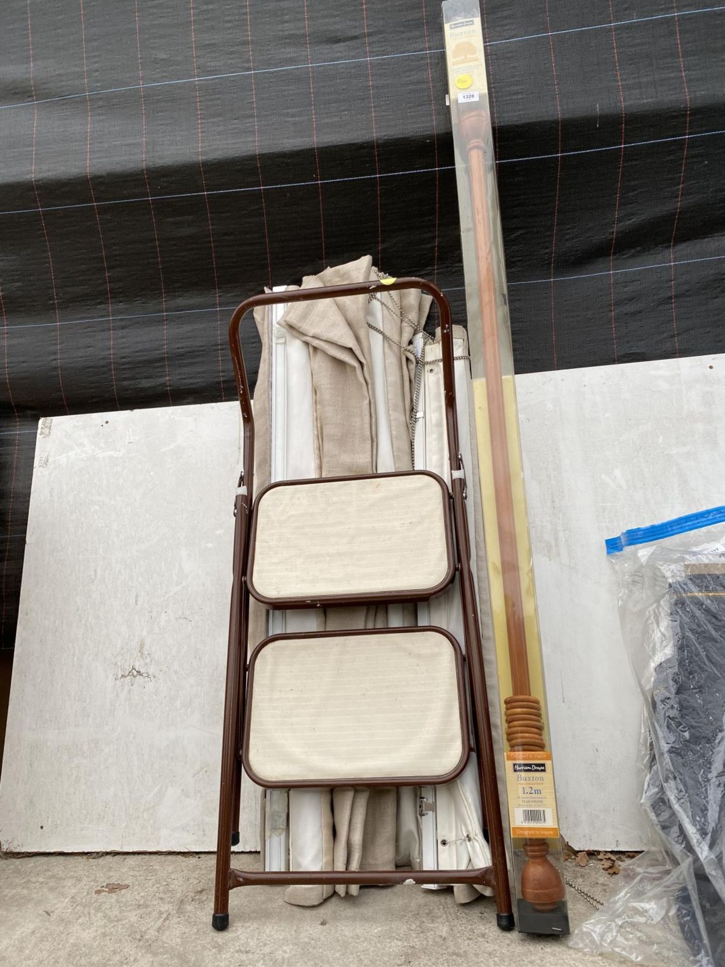 A BOXED WOODEN CURTAIN RAIL, BLINDS AND A SMALL STEP LADDER