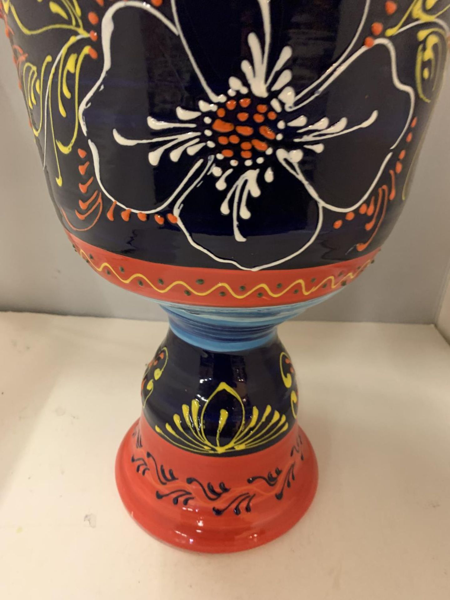 A HIGHLY DECORATED URN/PLANTER, HEIGHT 43CM, DIAMETER 27CM - Image 3 of 4