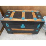 A VINTAGE WOODEN STORAGE CHEST WITH WOODEN BANDING AND FLORAL DECORATION