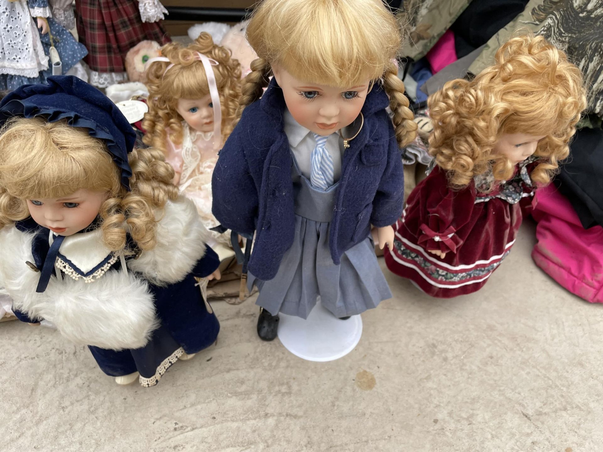 AN ASSORTMENT OF PORCELIN DOLLS AND TEDDIES ETC - Image 2 of 4