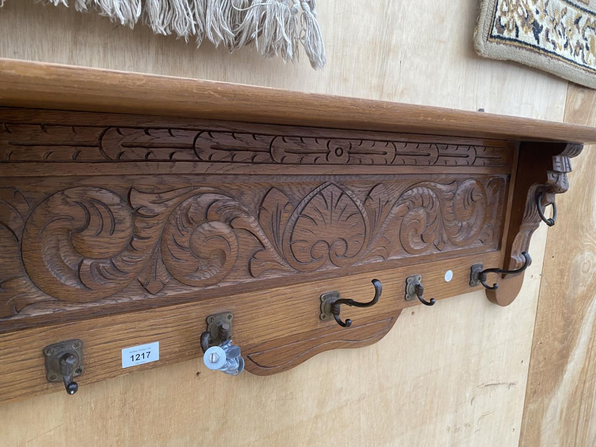 A WOODEN WALL SHELF WITH LOWER COAT HOOK SECTION WITH CARVED LION HEAD DETAIL - Image 3 of 4