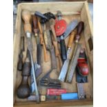 AN ASSORTMENT OF VINTAGE TOOLS TO INCLIUDE A WOOD PLANE, A BRACE DRILL AND SET SQUARES ETC