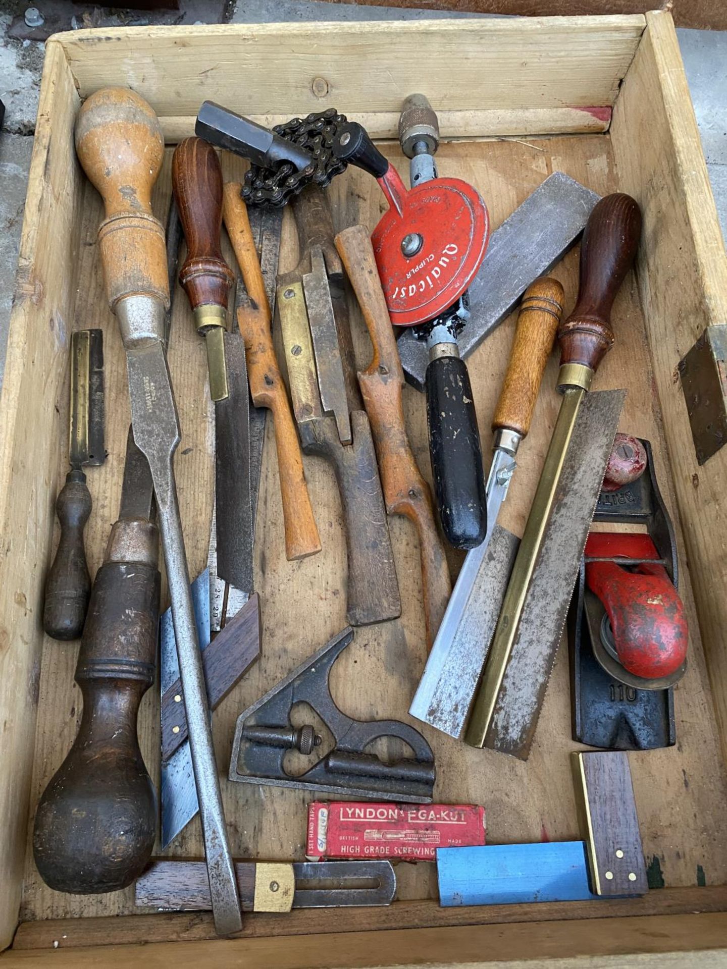 AN ASSORTMENT OF VINTAGE TOOLS TO INCLIUDE A WOOD PLANE, A BRACE DRILL AND SET SQUARES ETC