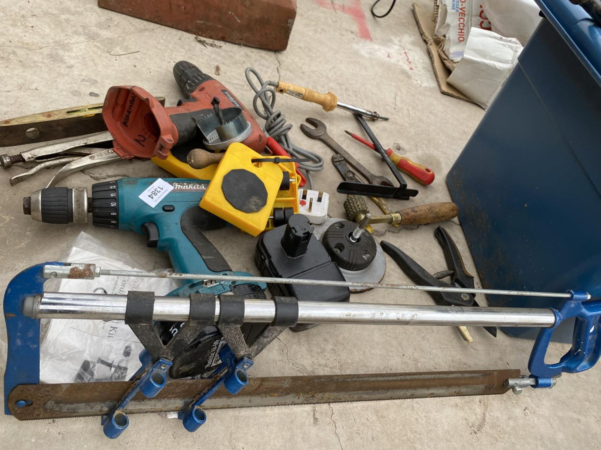 AN ASSORTMENT OF TOOLS TO INCLUDE A MAKITA DRILL, MOLE GRIPS AND A SPIRIT LEVEL ETC
