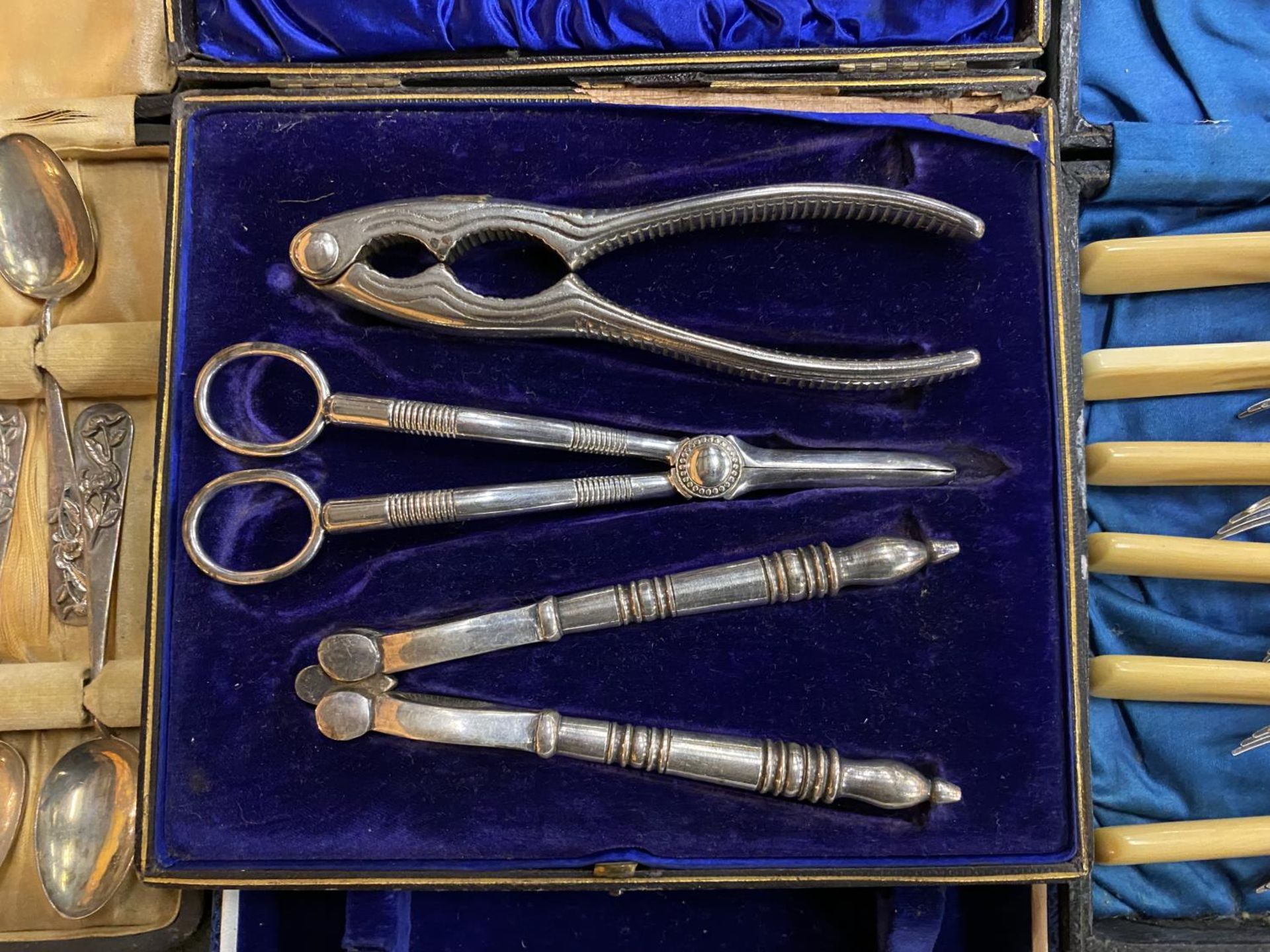 VARIOUS CASED SETS OF FLATWARE TO INCLUDE KNIVES, FORKS, TEASPOONS AND FURTHER CASED PLIERS ETC. - Image 3 of 6