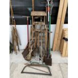 AN ASSORTMENT OF VINTAGE TOOLS TO INCLUDE A WOODEN STEP LADDER, FORKS AND SHOVELS ETC