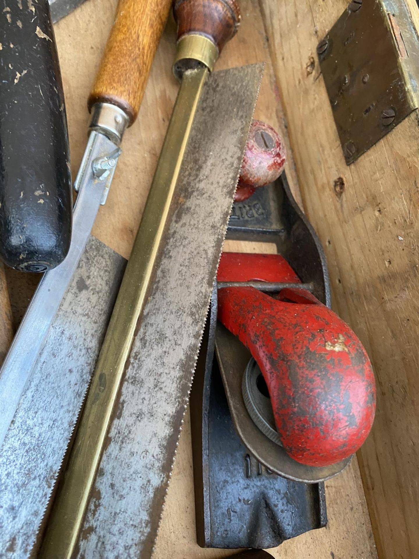 AN ASSORTMENT OF VINTAGE TOOLS TO INCLIUDE A WOOD PLANE, A BRACE DRILL AND SET SQUARES ETC - Image 4 of 5