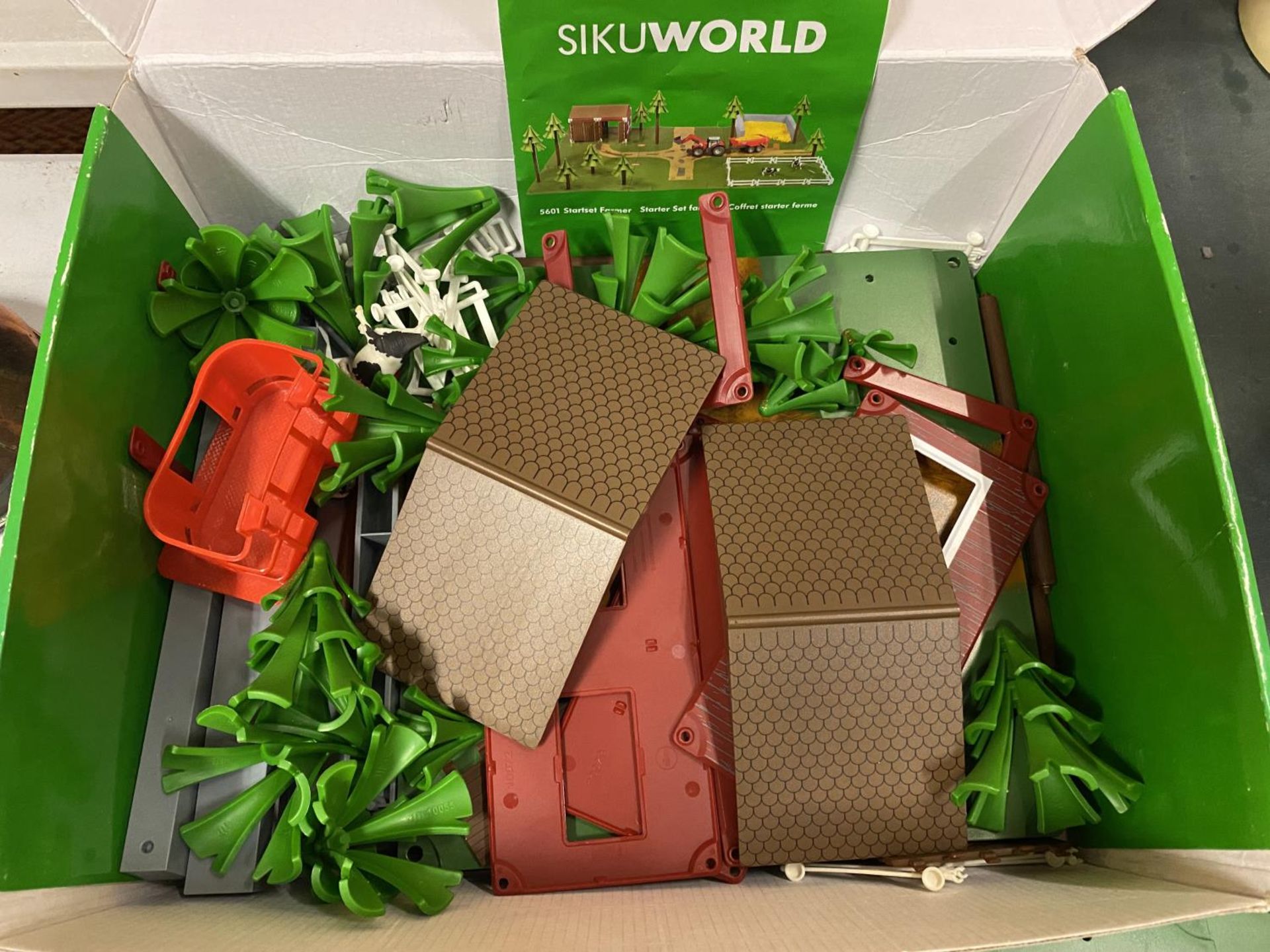 A BOXED SIKUWORLD STARTER SET- FARMER NO. 5601, PLEASE NOTE THERE IS NO TRACTOR AND TRAILER - Image 3 of 6