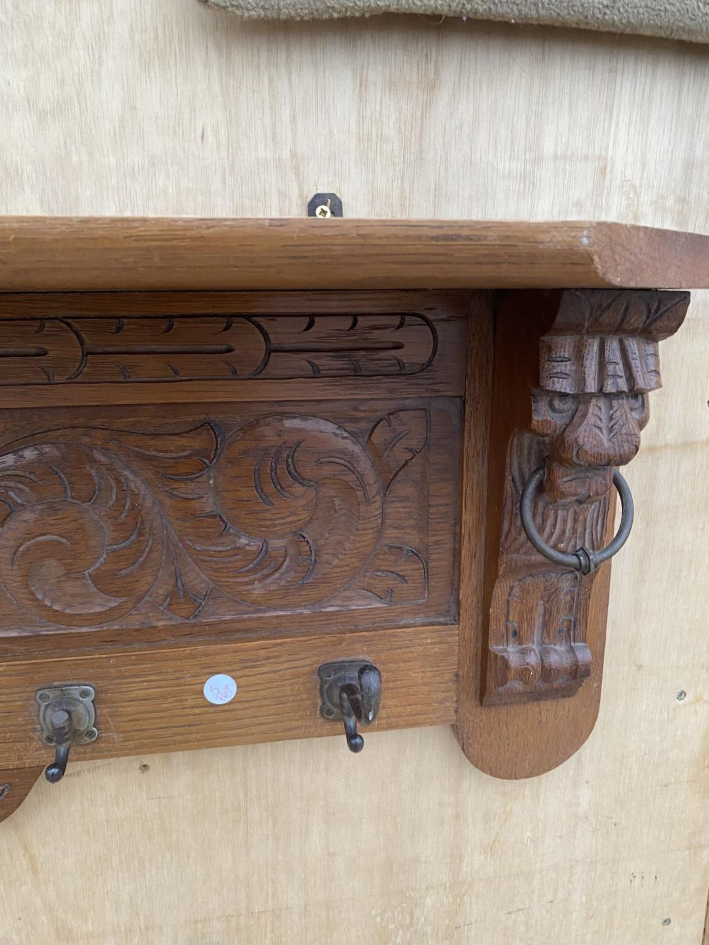 A WOODEN WALL SHELF WITH LOWER COAT HOOK SECTION WITH CARVED LION HEAD DETAIL - Image 4 of 4