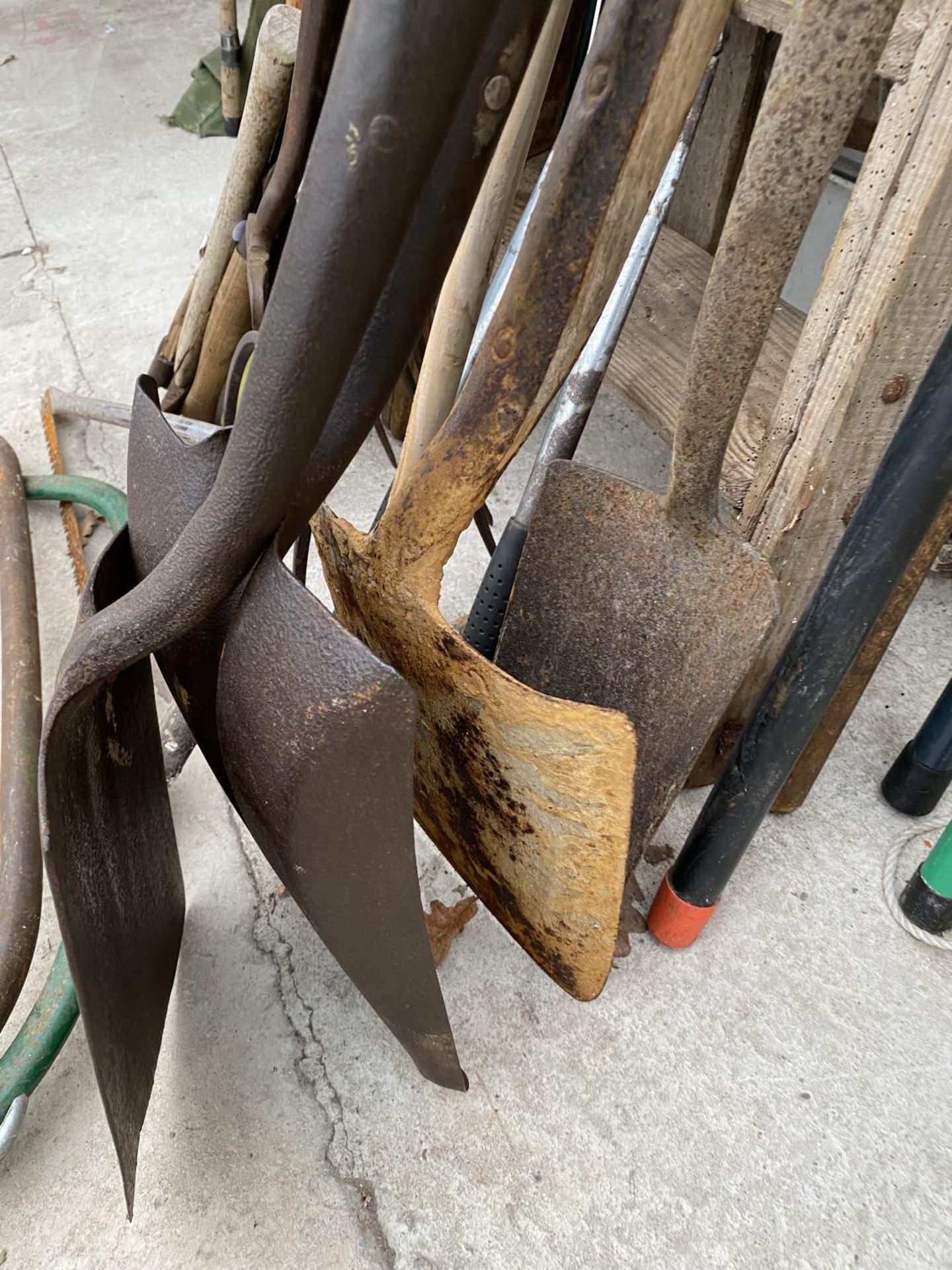 AN ASSORTMENT OF VINTAGE TOOLS TO INCLUDE A WOODEN STEP LADDER, FORKS AND SHOVELS ETC - Image 4 of 5