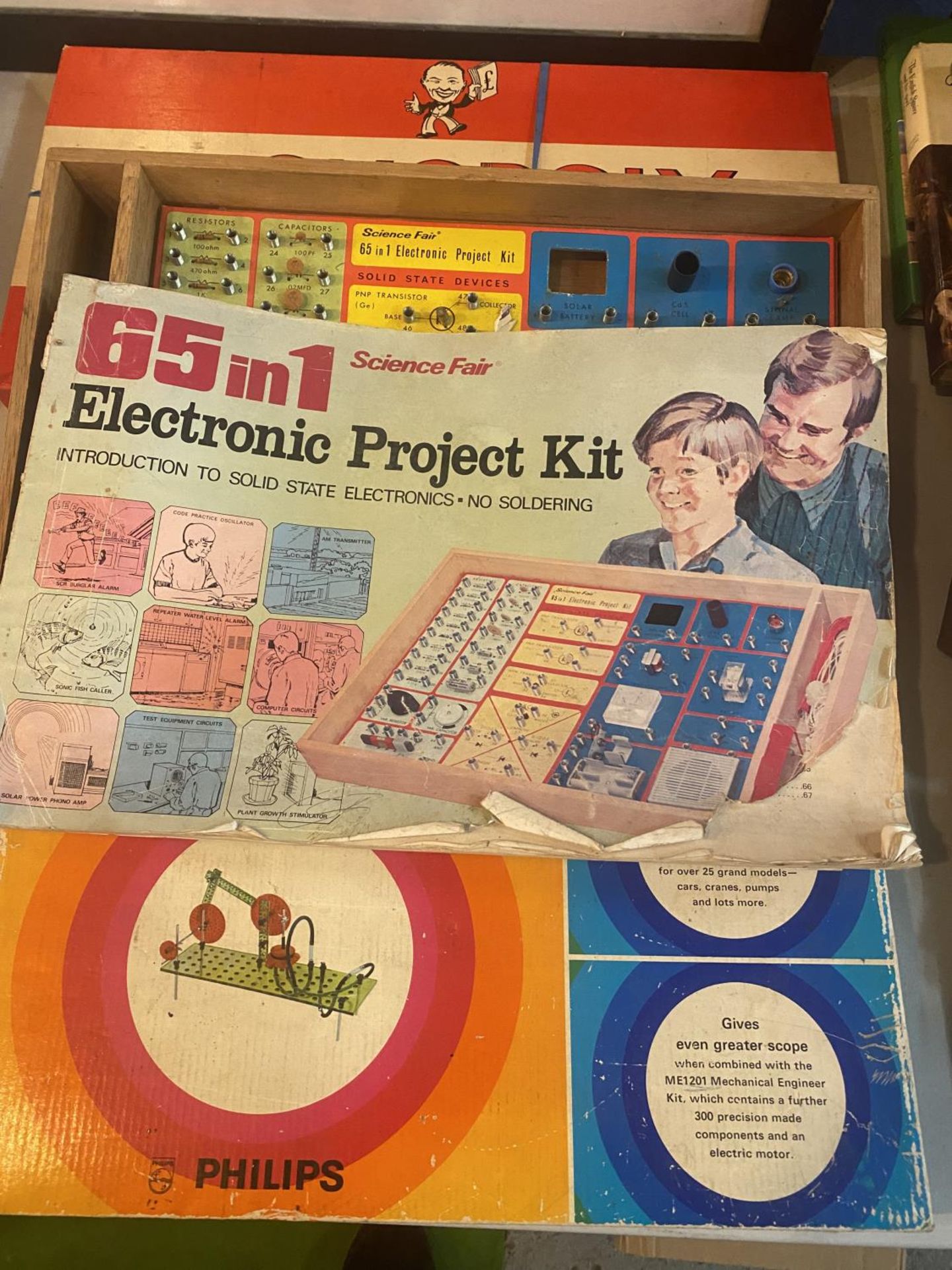 A VINTAGE MONOPOLY SET, COMPACT MECHANICAL ENGINEER SET AND AN ELECTRONIC PROJECT KIT