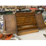 A VINTAGE FRONT OPENING OAK DESK TIDY WITH ELEVEN INNER COMPARTMENTS, TOGETHER WITH KEY 39CM X