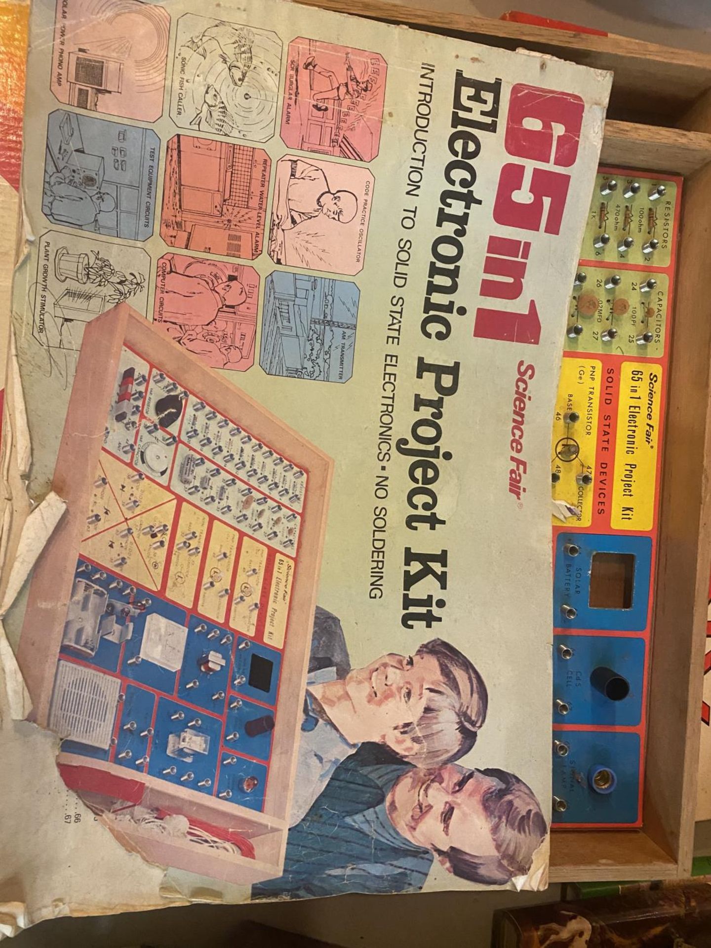 A VINTAGE MONOPOLY SET, COMPACT MECHANICAL ENGINEER SET AND AN ELECTRONIC PROJECT KIT - Image 2 of 4