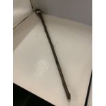 A HARDWOOD CANE IN THE FORM OF AN IRISH SHILLELAGH, LENGTH APPROX 75CM