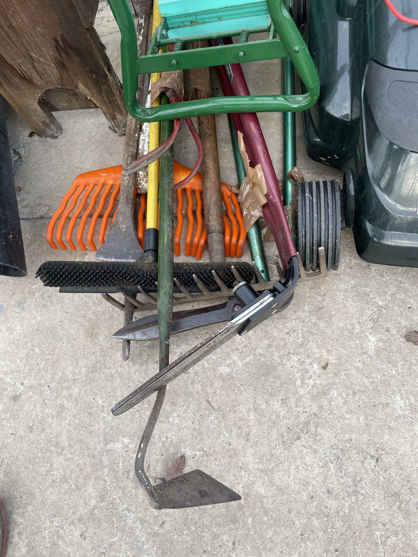 AN ASSORTMENT OF GARDEN TOOLS TO INCLUDE A BLACK AND DECKER LAWN MOWER, GARDEN SHEARS AND CROWBAR - Image 3 of 5