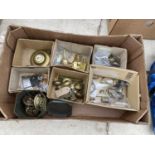 A LARGE ASSORTMENT OF BRASS DOOR FURNITURE TO INCLUDE HINGES AND KNOBS ETC