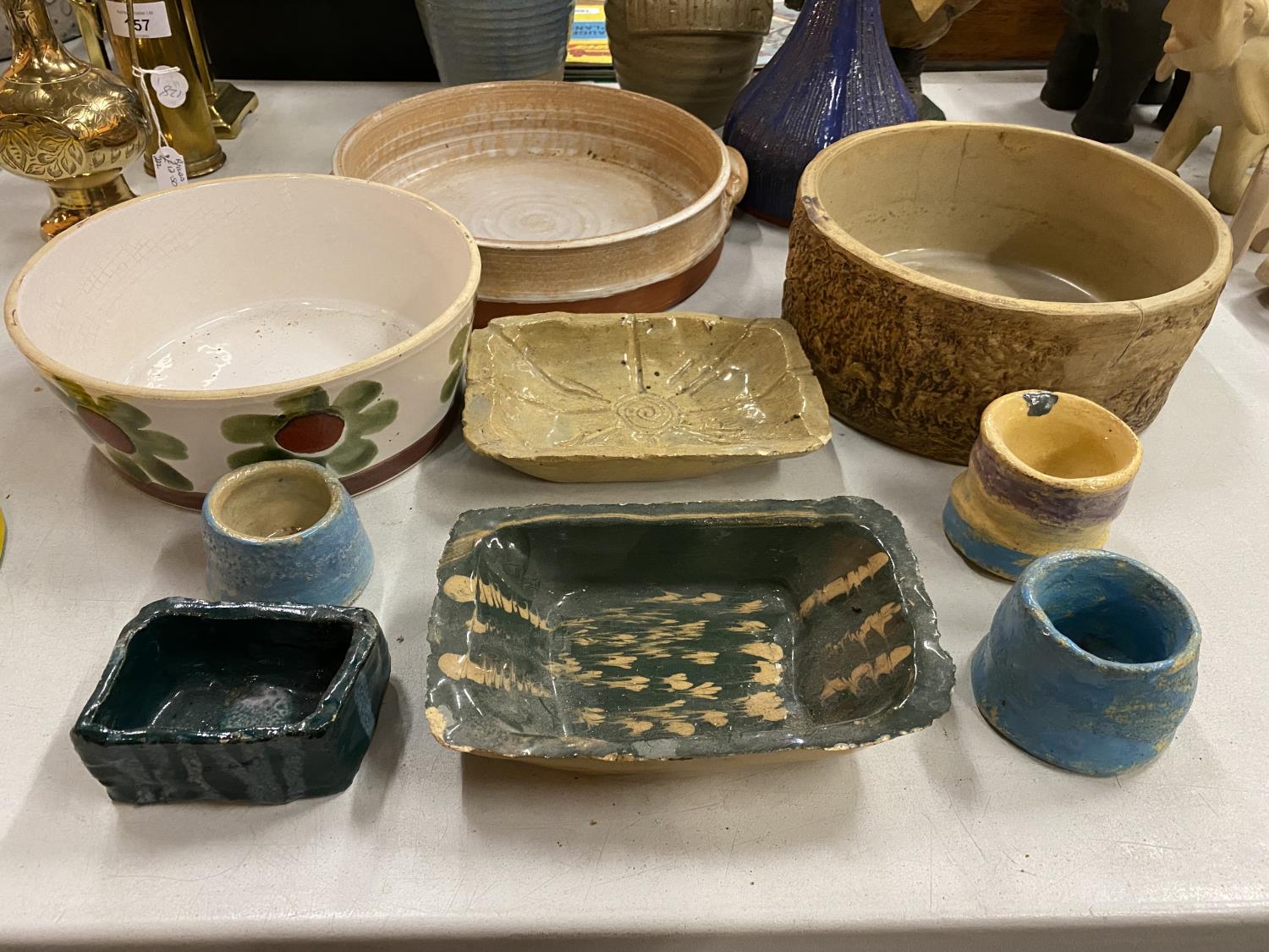 A MIXED COLLECTION OF POTTERY ITEMS INCLUDING VASES, BOWLS AND TRINKET DISHES ETC. - Image 2 of 7