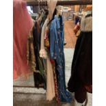 A VARIETY OF VINTAGE CLOTHING TO INCLUDE SHIRTS, DRESSES, A BED JACKET, ETC