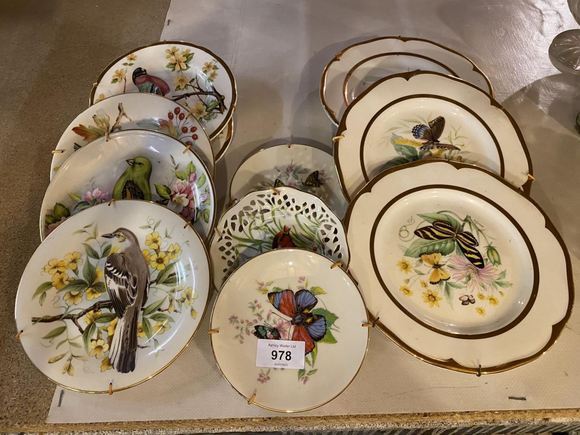 A COLLECTION OF COLLECTORS PLATES FEATURING BIRDS AND BUTTERFLIES