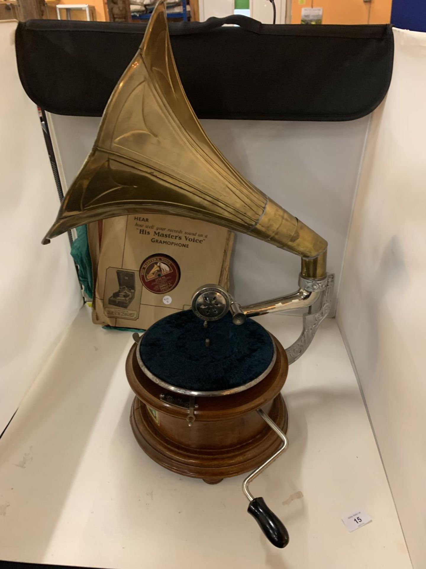 A REPRODUCTION HMV GRAMOPHONE TOGETHER WITH A SELECTION OF 78 VINYLS - Image 2 of 4