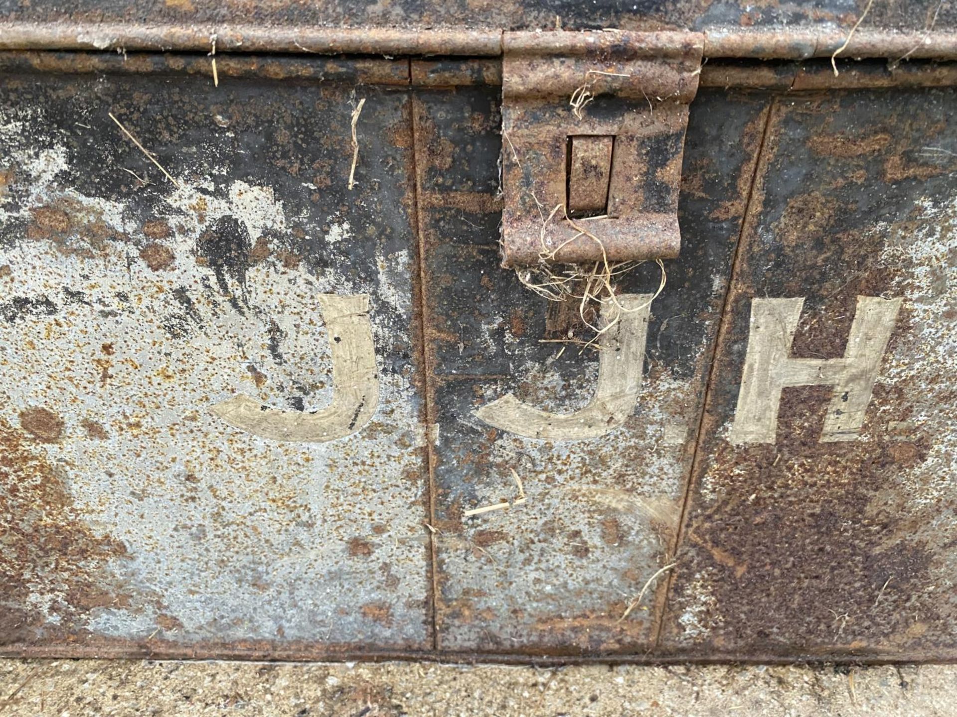 A VINTAGE METAL STORAGE TRUNK - Image 2 of 3