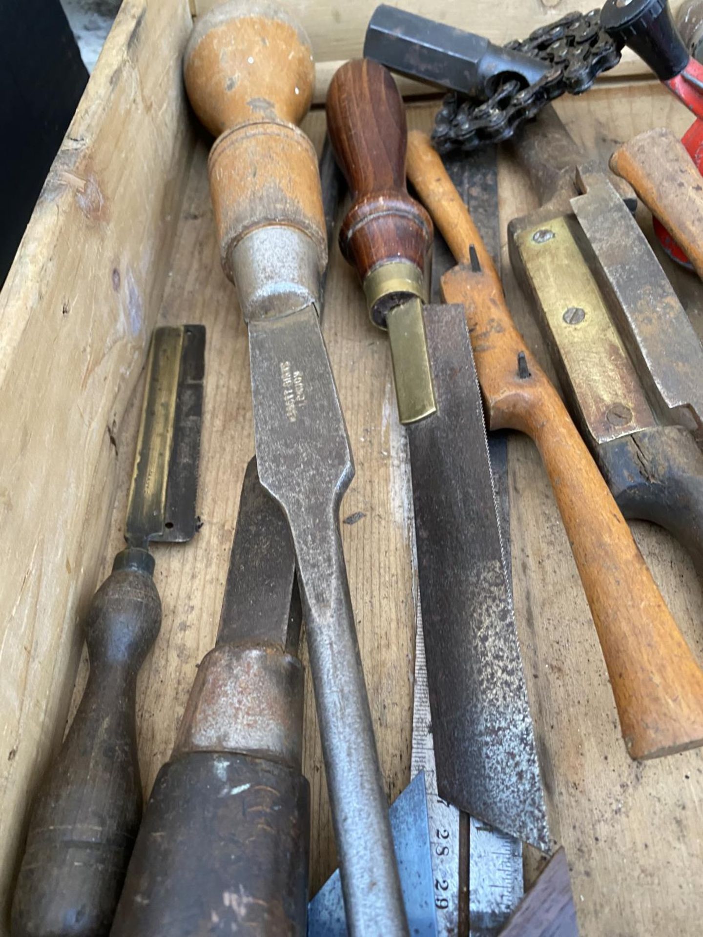AN ASSORTMENT OF VINTAGE TOOLS TO INCLIUDE A WOOD PLANE, A BRACE DRILL AND SET SQUARES ETC - Image 2 of 5