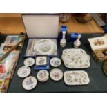 A QUANTITY OF ROYAL WORCESTER, WEDGWOOD AND AYNSLEY PLATES, VASES AND TRINKET BOXES