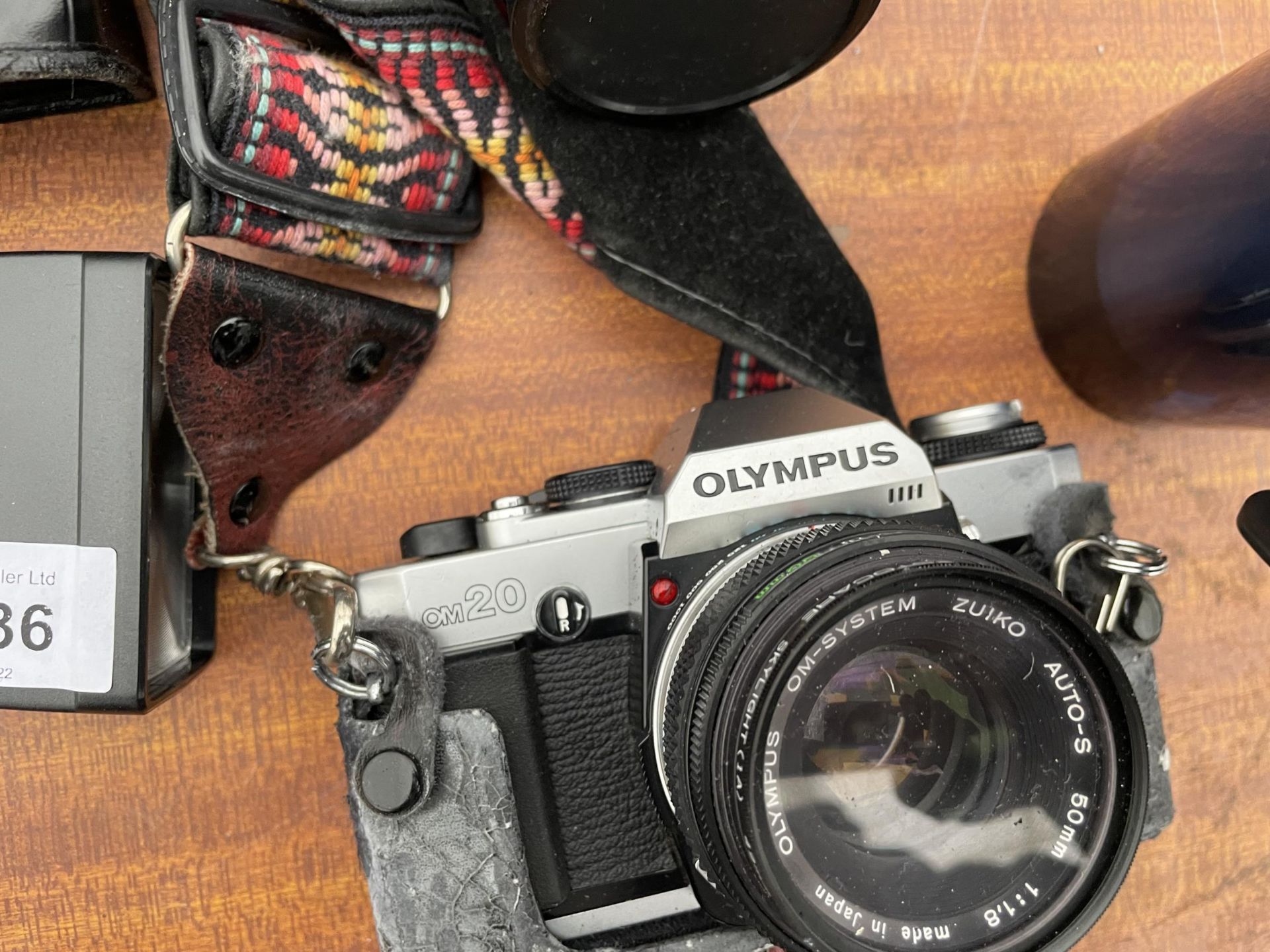 AN ASSORTMENT OF PHOTOGRAPHY EQUIPMENT TO INCLUDE A MIRANDA FLASH, OLYMPUS LENS AND AN OLYMPUS - Image 2 of 4