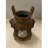AN ORIENTAL STYLE TRI LEGGED METAL RINSE CENSOR BOWL ON WOODEN STAND