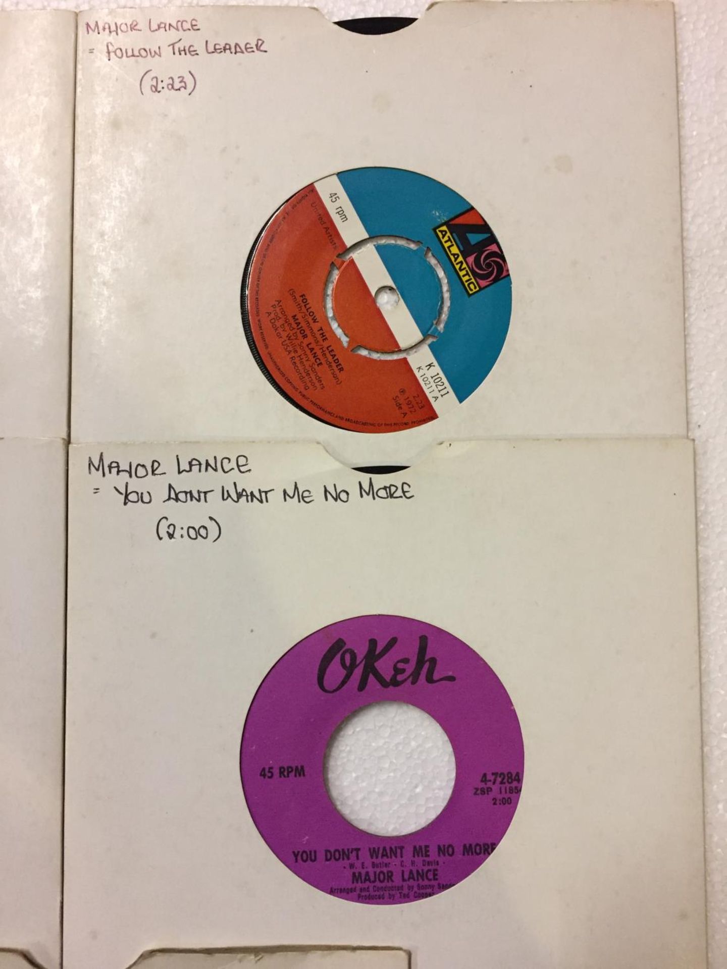 A COLLECTION OF 7 INCH VINYL RECORDS, ONE BEING LIVE, BY MAJOR LANCE TO INLUDE 'SWEETER', 'FOLLOW - Image 4 of 5