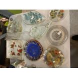 A QUANTITY OF GLASSWARE TO INCLUDE PLATES, BOWLS, ETC IN FLORAL AND ABSTRACT PATTERNS