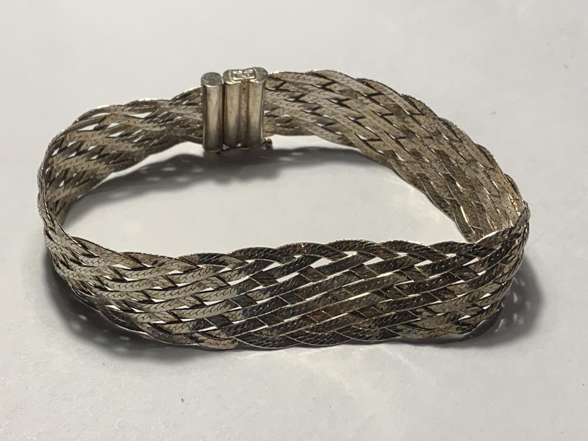 A MARKED 925 SILVER WEAVE DESIGN BRACLET - Image 2 of 3