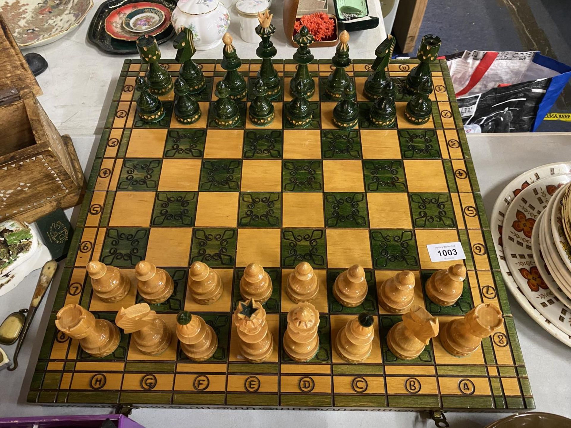 A GREEN AND WHITE WOODEN CHESS SET AND PIECES WHICH FOLDS AWAY - Image 3 of 3