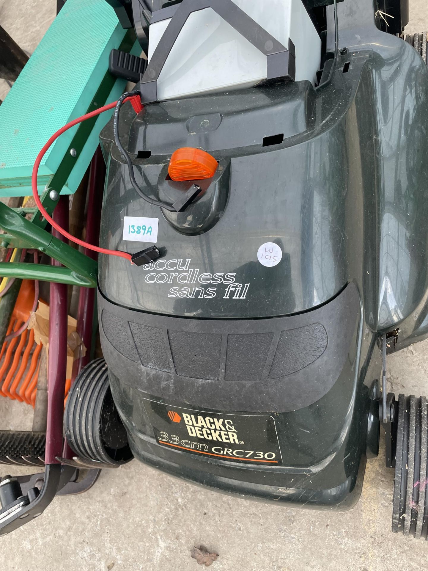 AN ASSORTMENT OF GARDEN TOOLS TO INCLUDE A BLACK AND DECKER LAWN MOWER, GARDEN SHEARS AND CROWBAR - Image 2 of 5