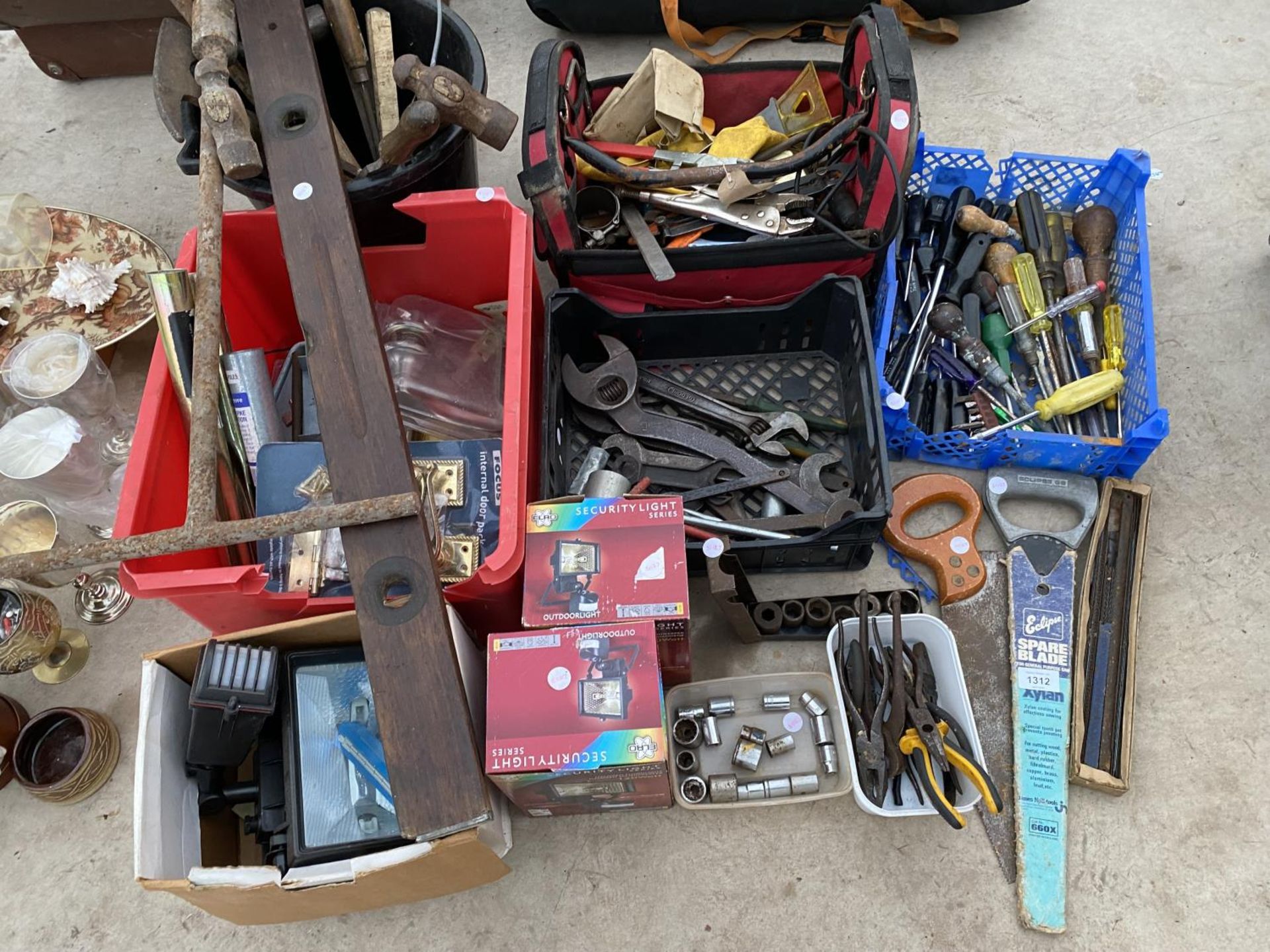 A LARGE ASSORTMENT OF VINTAGE HAND TOOLS TO INCLUDE SPANNERS, SCREW DRIVERS AND HAMMERS ETC