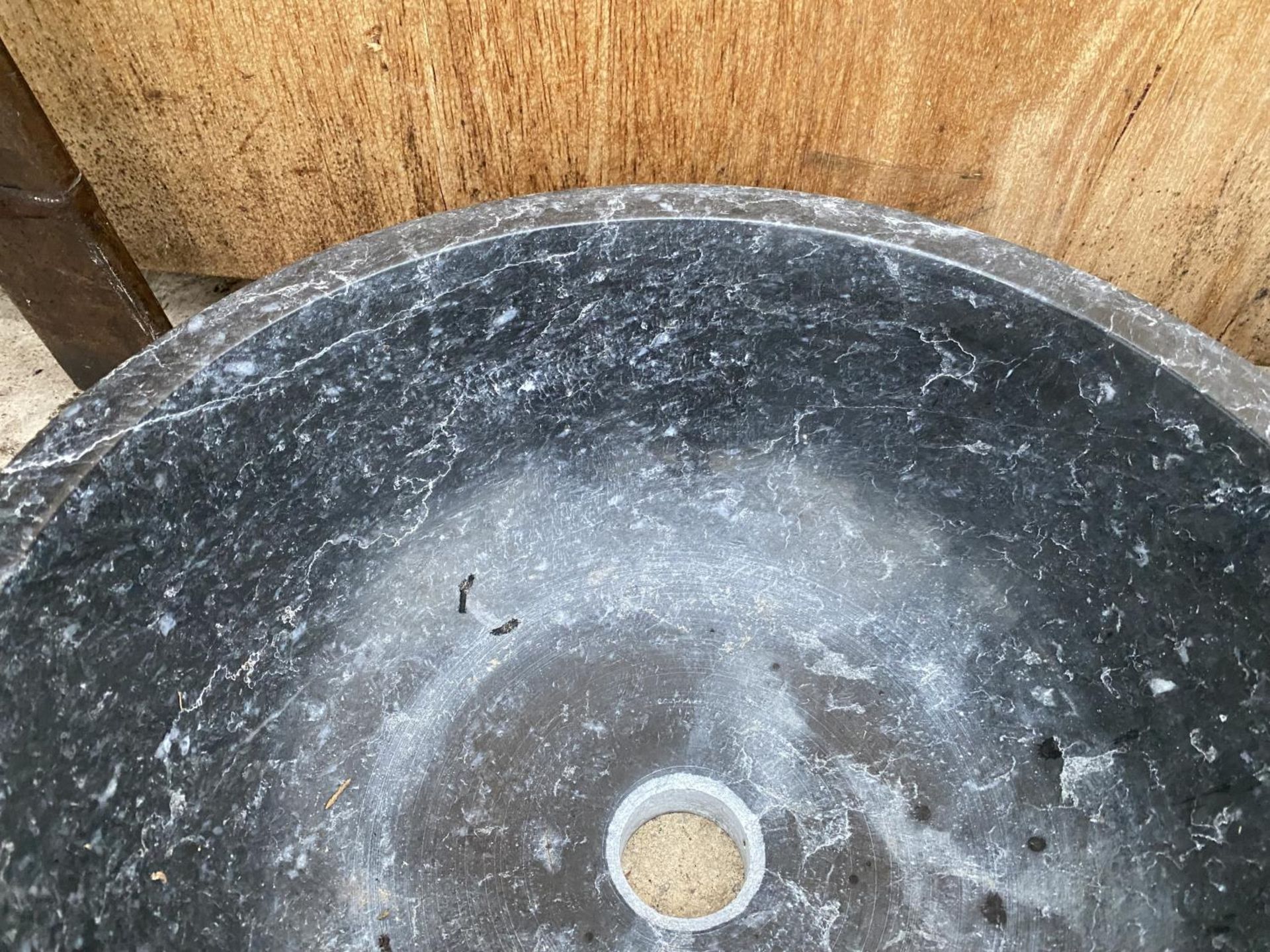 A BLACK WASH BASIN FORMED FROM A SOLID PIECE OF MARBLE - Image 2 of 3