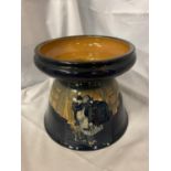 A RARE c. 1910 ROYAL DOULTON MONKS IN THE CELLAR NOKE SERIES WARE SPITTOON HEIGHT 20CM