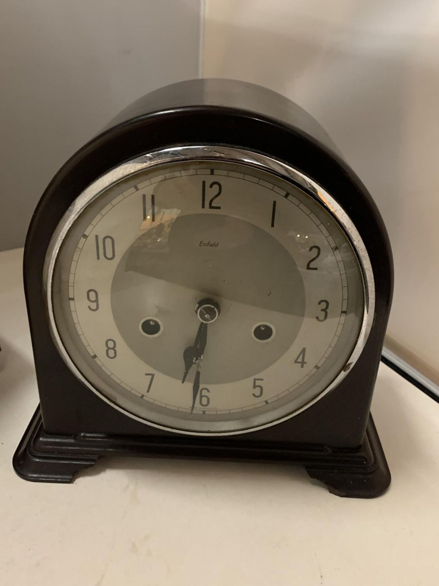 AN ENFIELD MANTEL CLOCK TOGETHER WITH AN OAK CASED BENTIMA MANTEL CLOCK - Image 2 of 7