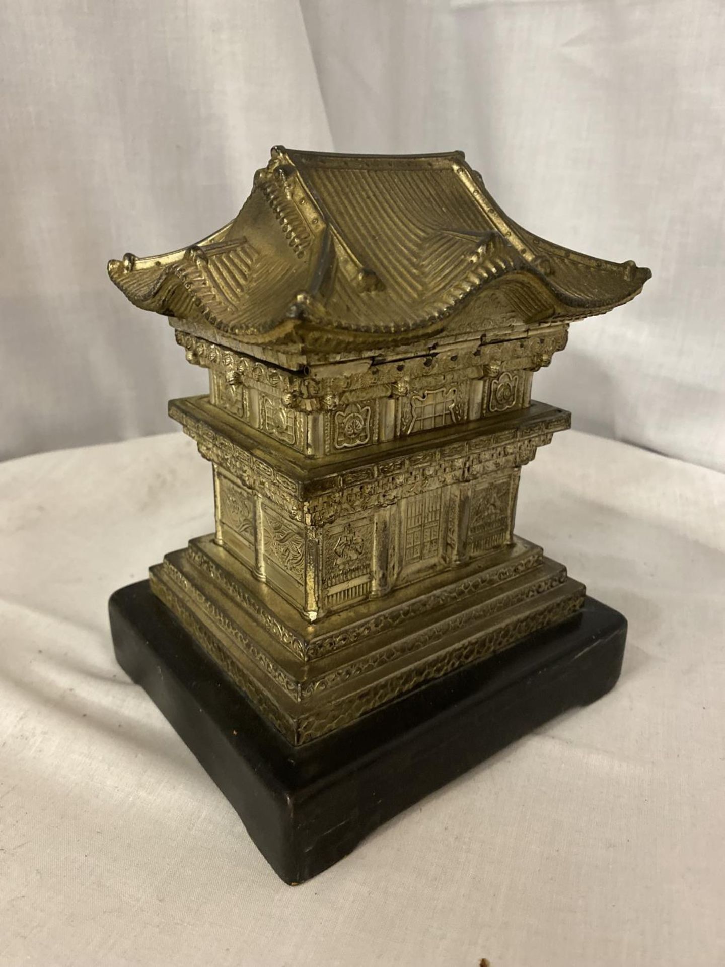 A BUDDHIST TEMPLE STYLE WIND UP MUSIC BOX - Image 4 of 5