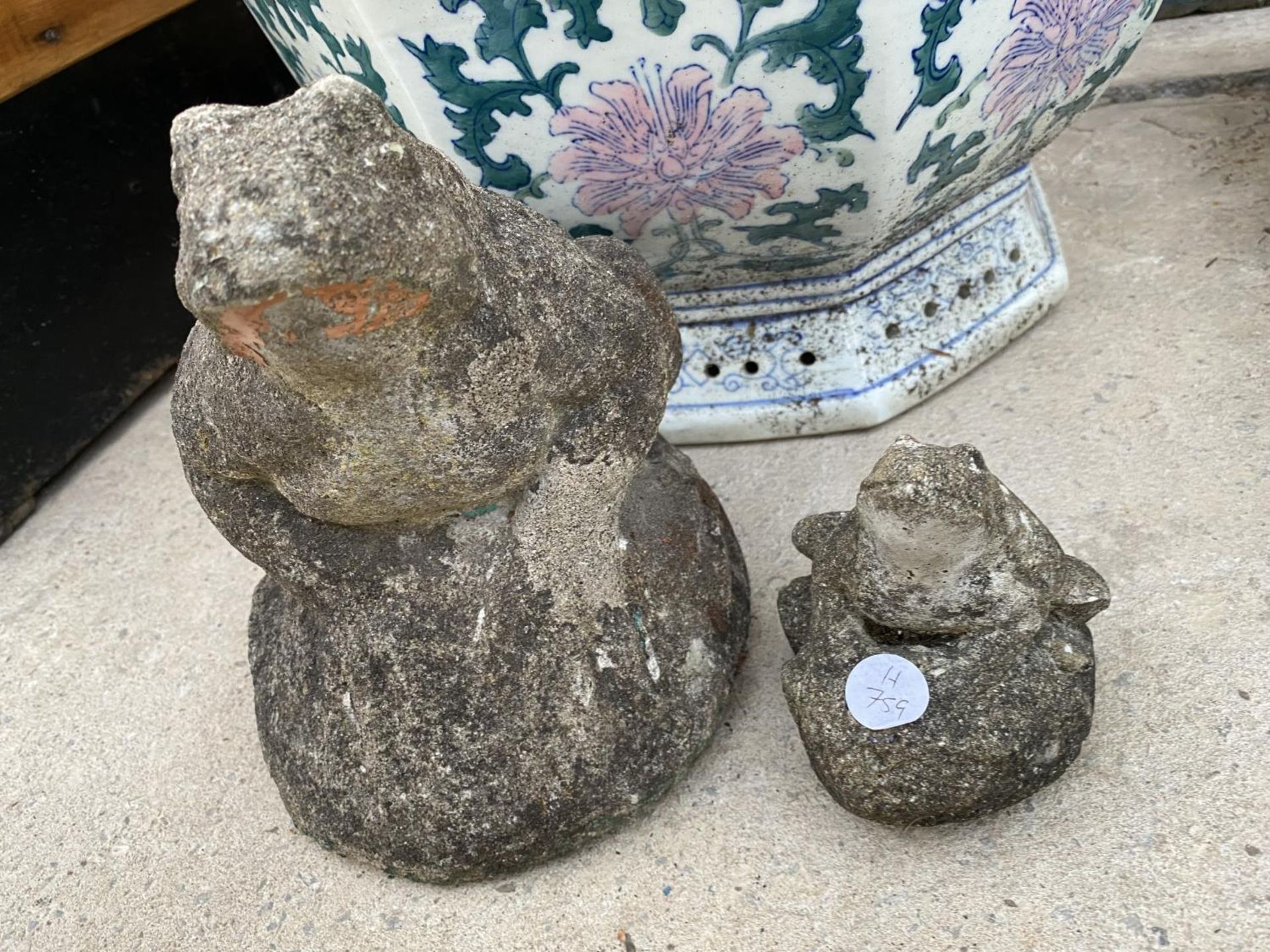 A DECORATIVE OCTAGONAL CERAMIC PLANTER AND TWO RECONSTITUTED STONE FROG GARDEN ORNAMENTS - Image 2 of 3