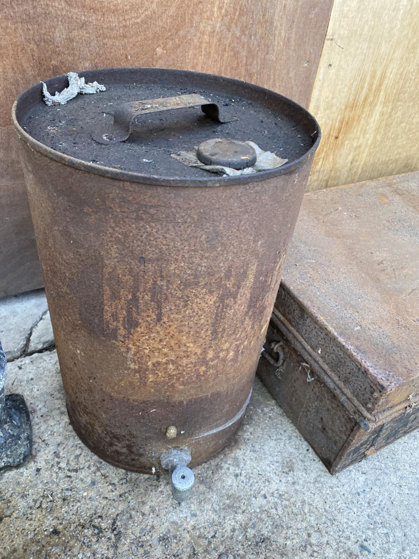 A VINTAGE METAL STORAGE TRUNK AND A FURTHER VINTAGE OIL DRUM - Image 2 of 4