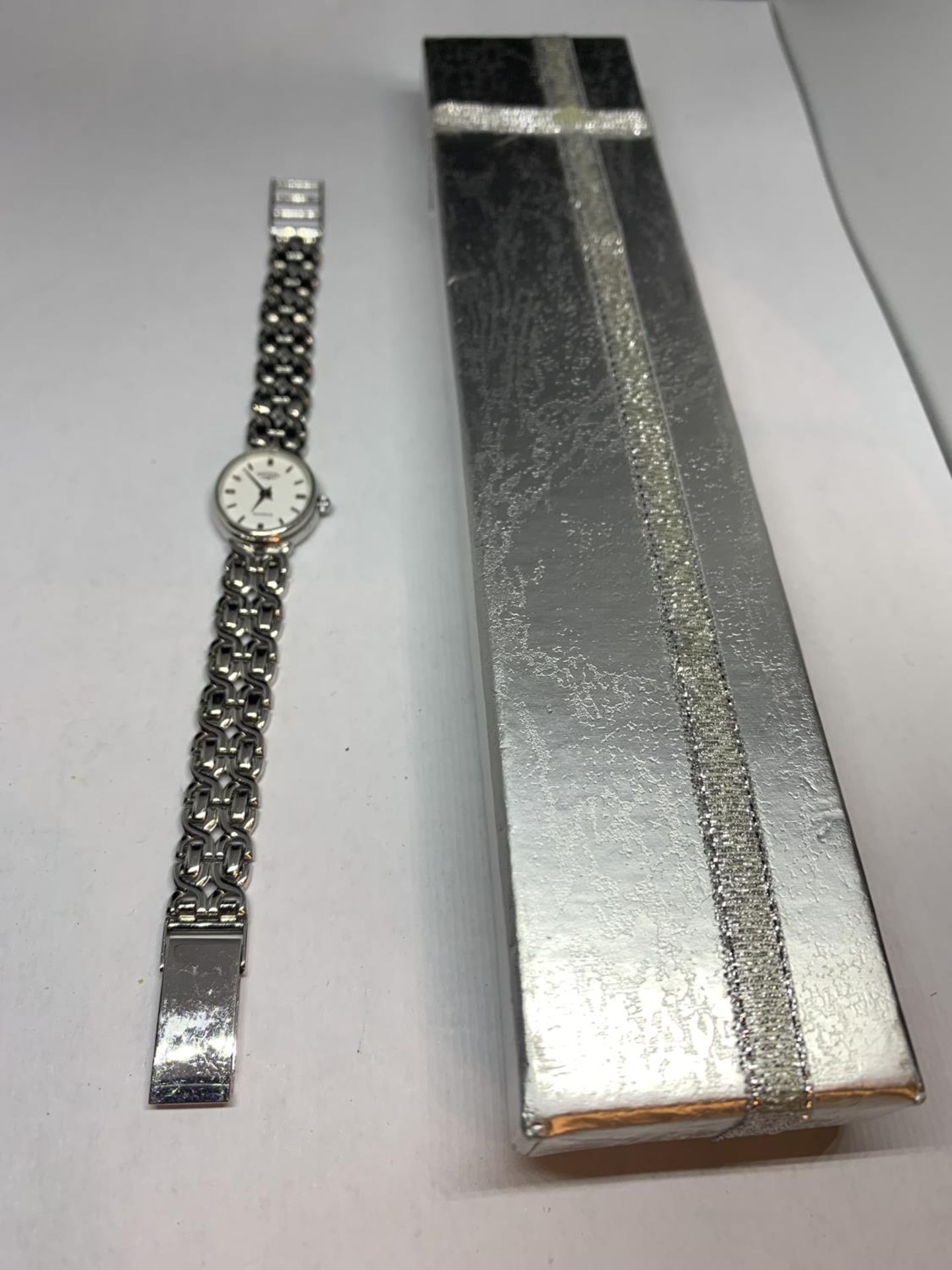 A LADIES MARKED SILVER ROTARY WRISTWATCH WITH PRESENTATION BOX, SEEN WORKING BUT NO WARRANTY