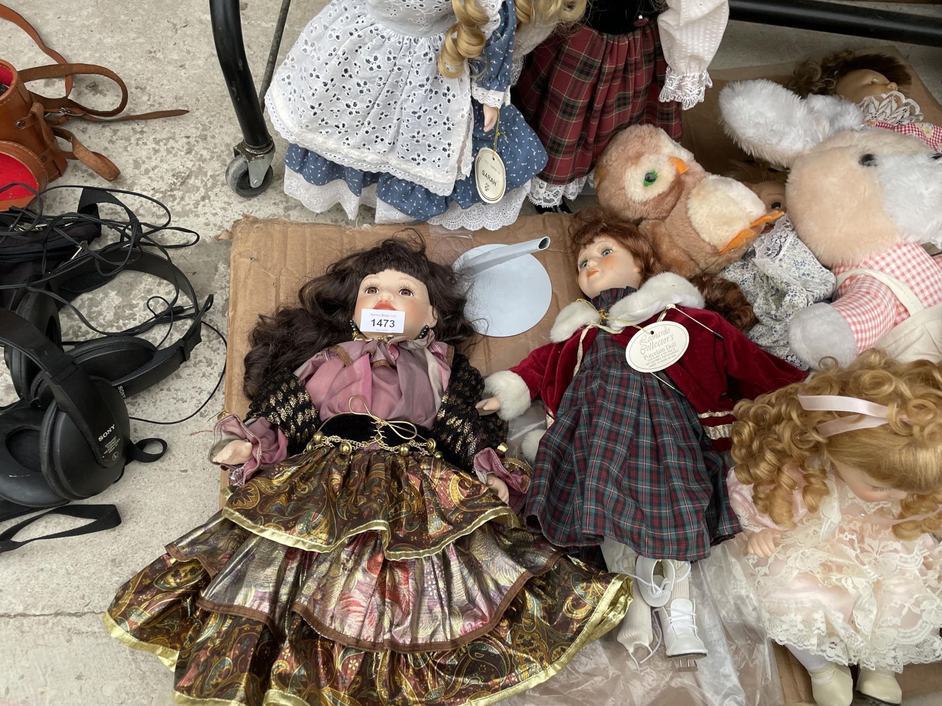 AN ASSORTMENT OF PORCELIN DOLLS AND TEDDIES ETC - Image 4 of 4