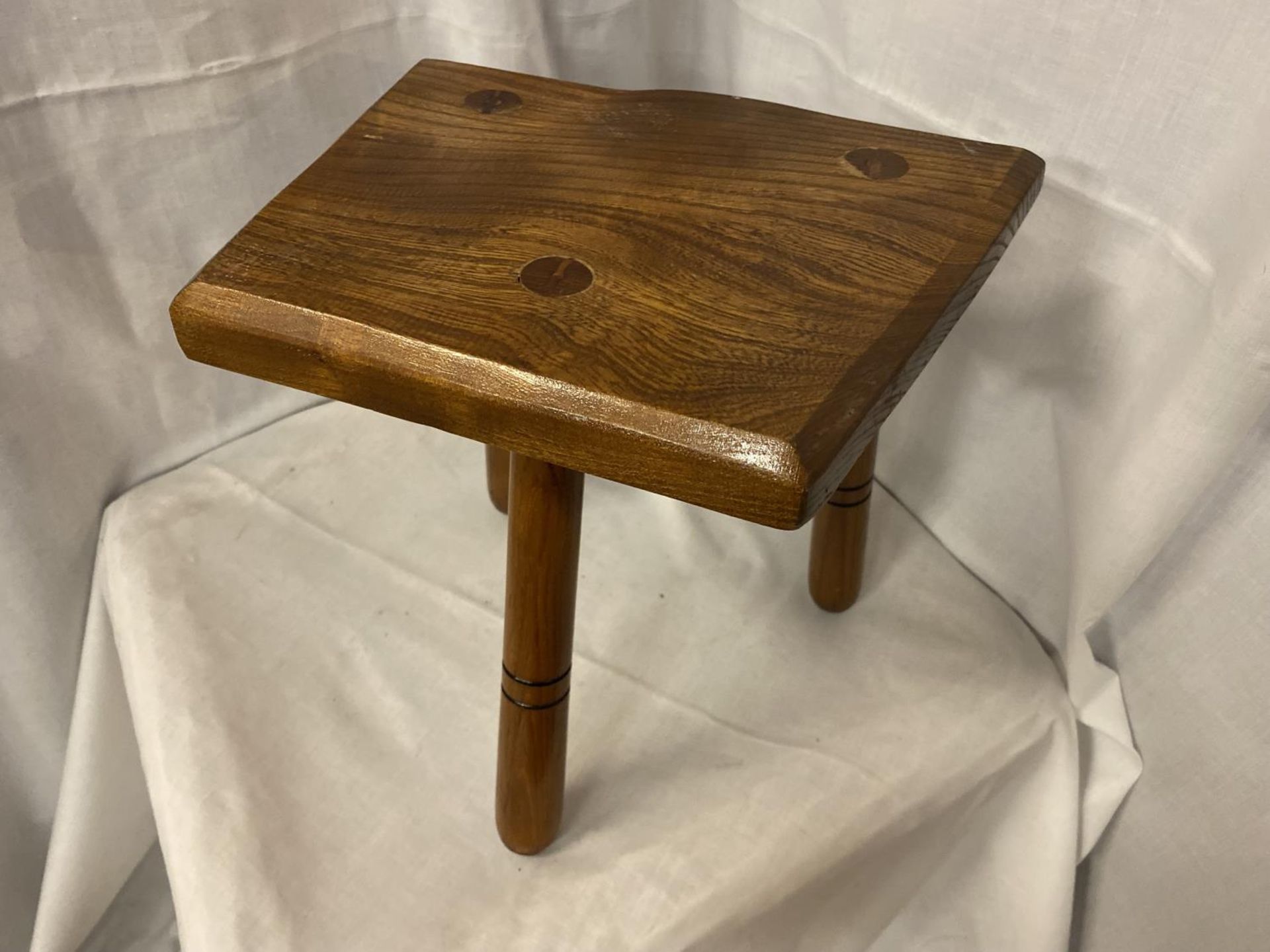 A THREE LEGGED MILKING STOLL WITH OAK TOP AND PINE LEGS - Image 3 of 3